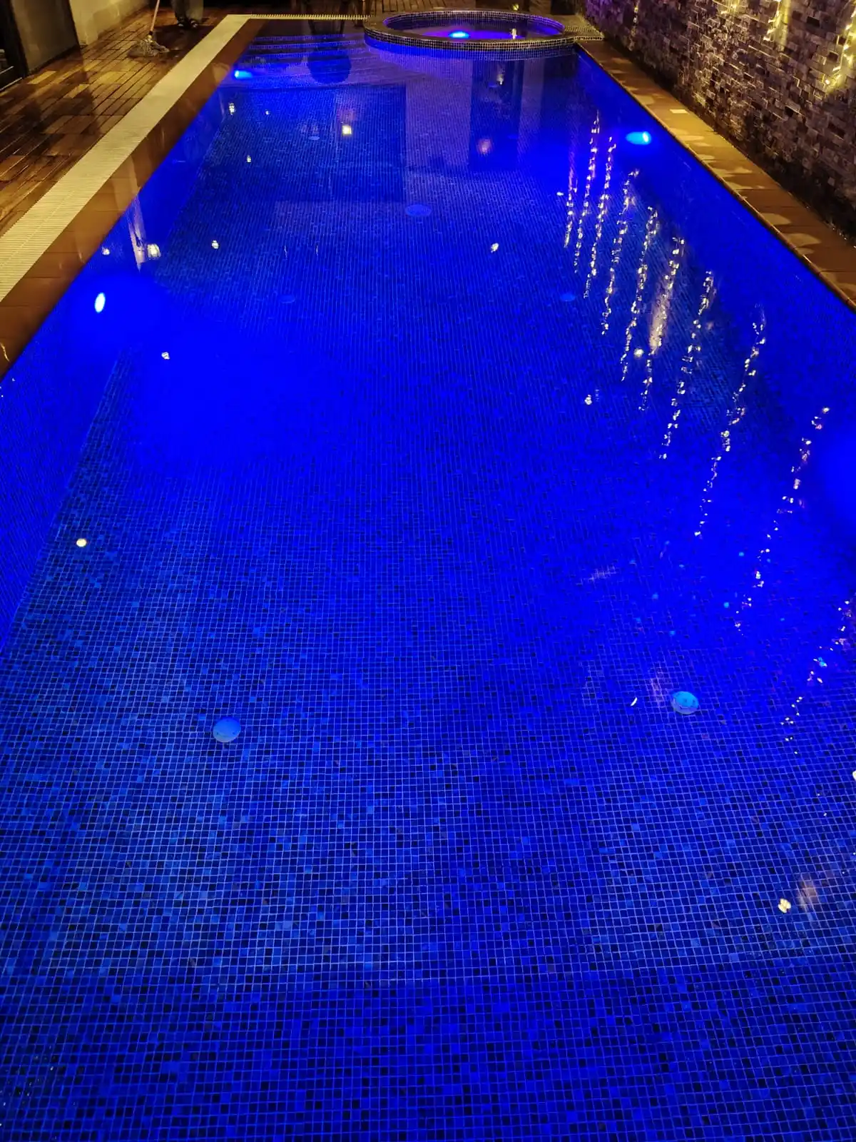 مقاول تنظيف مسابح